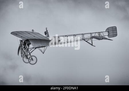 Bleriot XI im Flug bei Airshow Stockfoto