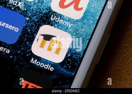 Das Moodle App-Symbol wird auf einem iPhone angezeigt. Moodle ist eine Lernplattform oder Kurs-Management-System (CMS) - ein kostenloses Open Source-Software-Paket. Stockfoto