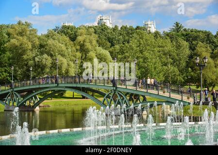 Moskau, Russland - Juni 08. 2016. musikalischen Springbrunnen und die Brücke über den großen Teich im Park Zarizyno Stockfoto