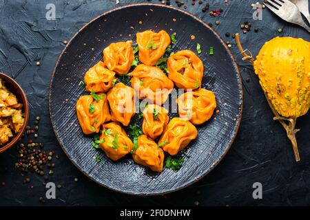 Gedünstete Knödel oder Manti mit Kürbis.Traditionelles Herbstgericht. Stockfoto