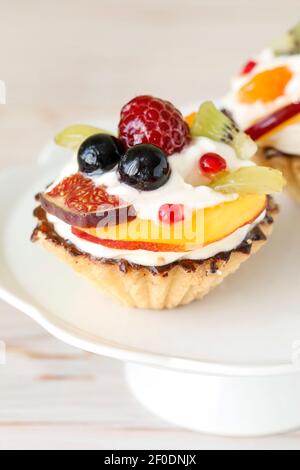 Bunte Cupcakes mit frischen Früchten. Party-Dessert Stockfoto