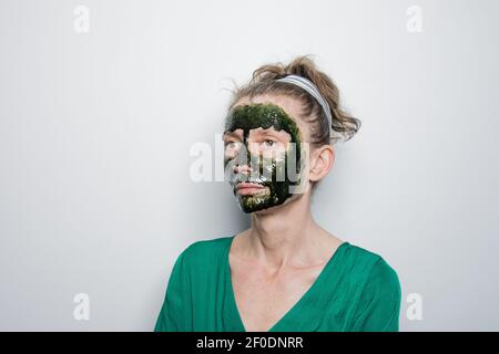 Frau Gesicht mit Spirulina Hautpflege Maske. Isolierter, weißer Hintergrund. Skin Spa Behandlungskonzept. Stockfoto