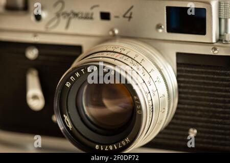 Jupiter 2/50 manuelle Fokus Objektiv Vorderansicht der russischen Zorki 4 alten vintage Silber manuelle Filmkamera als klassische Retro-Fotografie Konzept. Stockfoto