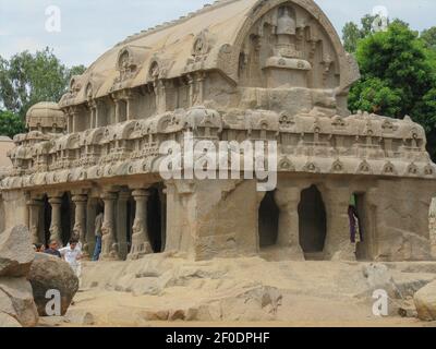 Antiker Sonnentempel mit Schnitzereien, die auf Stein gemacht wurden, befindet sich bei Mahabalipuram nahe Chennai Indien klickte auf 27 Juli 2008 Stockfoto