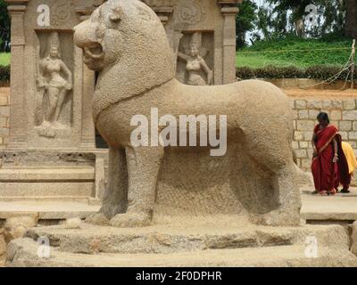 Antiker Sonnentempel, auf dem verschiedene Figuren o Tiere geschnitzt sind Stone bei Mahabalipuram in der Nähe von Chennai Indien auf 27 geklickt Juli 2008 Stockfoto