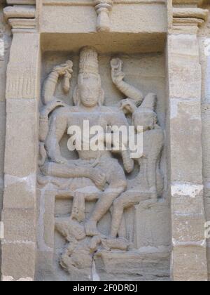 Selektiver Fokus Nahaufnahme von antiken Skulpturen, auf denen geschnitzt wurde Stein des hinduistischen Gottes und der Göttin auf einer Tempelmauer Stockfoto