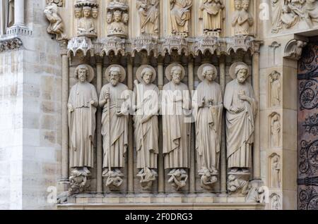 Details der Kathedrale Notre Dame de Paris. Paris. Frankreich. Ein sagenumwobenes Wesen auf dem Dach der Kathedrale Notre Dame de Paris. Blick auf den Turm. Stockfoto