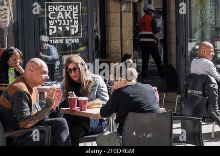 Jerusalem, Israel. März 2021, 7th. Jerusalemiten Genießen Sie einen sonnigen Morgen in einem Café. Vertrauen in die Effizienz der COVID-19-Impfstoffe und Druck vor den Wahlen vom 23rd. März 2021 lockerte die israelische Regierung die Sperrbeschränkungen, die mit Phase drei des Coronavirus-Ausreiseplans beginnen und hauptsächlich für Green Pass-Inhaber wieder geöffnet werden. Kredit: Nir Alon/Alamy Live Nachrichten Stockfoto