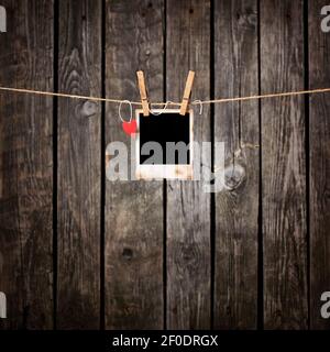 Leeres Sofortbild und kleines rotes Papier Herz Stockfoto