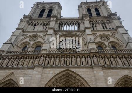 Details der Kathedrale Notre Dame de Paris. Paris. Frankreich. Ein sagenumwobenes Wesen auf dem Dach der Kathedrale Notre Dame de Paris. Blick auf den Turm. Stockfoto