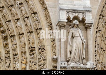 Details der Kathedrale Notre Dame de Paris. Paris. Frankreich. Ein sagenumwobenes Wesen auf dem Dach der Kathedrale Notre Dame de Paris. Blick auf den Turm. Stockfoto