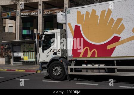 Jerusalem, Israel. März 2021, 7th. Eine Jerusalem McDonalds-Filiale rebocks und bereitet sich auf die Öffnung für Indoor-Sitzgelegenheiten später heute. Vertrauen in die Effizienz der COVID-19-Impfstoffe und Druck vor den Wahlen vom 23rd. März 2021 lockerte die israelische Regierung die Sperrbeschränkungen, die mit Phase drei des Coronavirus-Ausreiseplans beginnen und hauptsächlich für Green Pass-Inhaber wieder geöffnet werden. Kredit: Nir Alon/Alamy Live Nachrichten Stockfoto