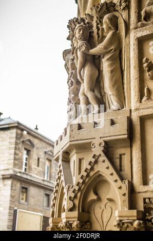 Details der Kathedrale Notre Dame de Paris. Paris. Frankreich. Ein sagenumwobenes Wesen auf dem Dach der Kathedrale Notre Dame de Paris. Blick auf den Turm. Stockfoto