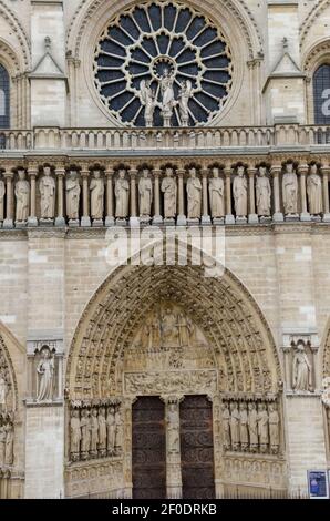 Details der Kathedrale Notre Dame de Paris. Paris. Frankreich. Ein sagenumwobenes Wesen auf dem Dach der Kathedrale Notre Dame de Paris. Blick auf den Turm. Stockfoto