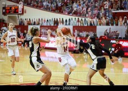 Bloomington, Usa. März 2021, 06th. Ali Patberg von der Indiana University (14) in Aktion während des NCAA-Basketballspiels zwischen der Indiana University und Purdue in der Simon Skjodt Assembly Hall. Die Hoosiers schlagen Purdue 74-59. Kredit: SOPA Images Limited/Alamy Live Nachrichten Stockfoto