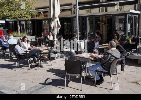 Jerusalem, Israel. März 2021, 7th. Jerusalemiten Genießen Sie einen sonnigen Morgen in einem Café. Vertrauen in die Effizienz der COVID-19-Impfstoffe und Druck vor den Wahlen vom 23rd. März 2021 lockerte die israelische Regierung die Sperrbeschränkungen, die mit Phase drei des Coronavirus-Ausreiseplans beginnen und hauptsächlich für Green Pass-Inhaber wieder geöffnet werden. Kredit: Nir Alon/Alamy Live Nachrichten Stockfoto