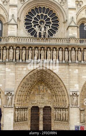 Details der Kathedrale Notre Dame de Paris. Paris. Frankreich. Ein sagenumwobenes Wesen auf dem Dach der Kathedrale Notre Dame de Paris. Blick auf den Turm. Stockfoto