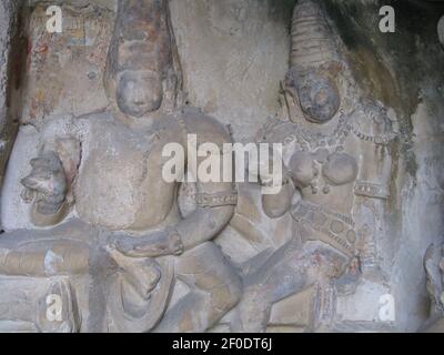 Alte Skulpturen geschnitzt auf Stein des Hindu-Gottes Shiva und Göttin Parvati in einer Tempelmauer bei Kanjipuram Tamilnadu Indien Geklickt am 11. Januar 2009 Stockfoto