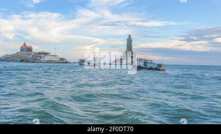 Vivekananda-Felsen mit der Statue des Thiruvalluvar in der indischen ozean bei Kanyakumari in Tamil Nadu Indien am 23. November 2009 Stockfoto