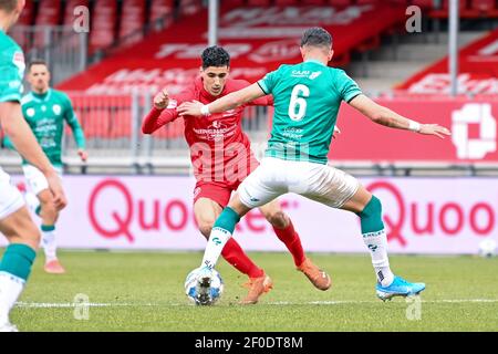 ALMERE, NIEDERLANDE - 6. MÄRZ: Oussama Bouyaghlafen von Almere City FC und Abdallah Aberkane von Excelsior während des niederländischen Keukenkampioendivisie-Spiels Stockfoto