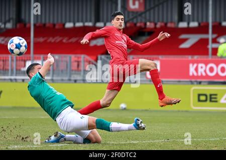 ALMERE, NIEDERLANDE - MÄRZ 6: Abdallah Aberkane von Excelsior und Oussama Bouyaghlafen von Almere City FC während des niederländischen Keukenkampioendivisie-Spiels Stockfoto