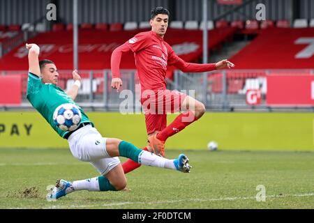 ALMERE, NIEDERLANDE - MÄRZ 6: Abdallah Aberkane von Excelsior und Oussama Bouyaghlafen von Almere City FC während des niederländischen Keukenkampioendivisie-Spiels Stockfoto