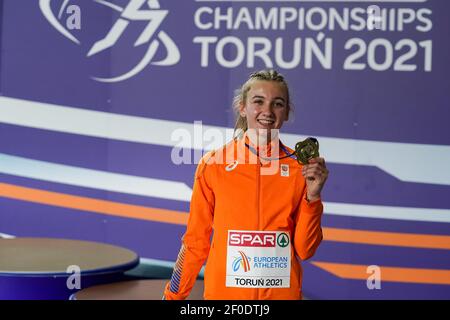 TORUN, POLEN - MÄRZ 6: Femke Bol aus den Niederlanden zeigt ihre Goldmedaille Sie gewann im Finale der Frauen 400m während der European Athletics Indoor Cha Stockfoto