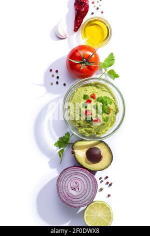 Flach Lay Zusammensetzung mit Schüssel von Guacamole und Zutaten isoliert auf weißem Hintergrund. Vertikales Format. Stockfoto