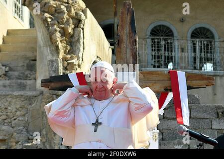 Mosul, Irak. März 2021, 07th. Papst Franziskus nimmt an einer Zeremonie auf einem Platz in der Nähe der Ruinen der Syrisch-Katholischen Kirche der Unbefleckten Empfängnis (al-Tahira-l-Kubra), in der Altstadt des nördlichen Mossul im Irak am 7. März 2021. Papst Franziskus besucht Teile des Nordirak, die am dritten Tag seiner historischen Reise durch das Land von Aktivisten des Islamischen Staates (IS) gehalten wurden. Photo : Vatican Media via ABACAPRESS.COM Credit: Abaca Press/Alamy Live News Stockfoto