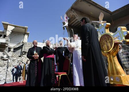 Mosul, Irak. März 2021, 07th. Papst Franziskus nimmt an einer Zeremonie auf einem Platz in der Nähe der Ruinen der Syrisch-Katholischen Kirche der Unbefleckten Empfängnis (al-Tahira-l-Kubra), in der Altstadt des nördlichen Mossul im Irak am 7. März 2021. Papst Franziskus besucht Teile des Nordirak, die am dritten Tag seiner historischen Reise durch das Land von Aktivisten des Islamischen Staates (IS) gehalten wurden. Photo : Vatican Media via ABACAPRESS.COM Credit: Abaca Press/Alamy Live News Stockfoto