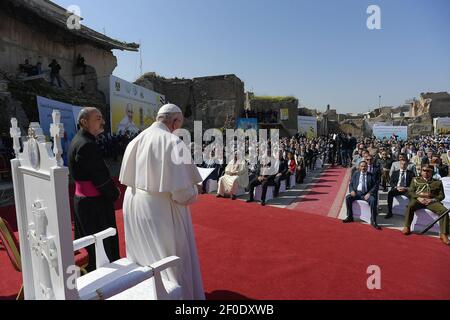 Mosul, Irak. März 2021, 07th. Papst Franziskus nimmt an einer Zeremonie auf einem Platz in der Nähe der Ruinen der Syrisch-Katholischen Kirche der Unbefleckten Empfängnis (al-Tahira-l-Kubra), in der Altstadt des nördlichen Mossul im Irak am 7. März 2021. Papst Franziskus besucht Teile des Nordirak, die am dritten Tag seiner historischen Reise durch das Land von Aktivisten des Islamischen Staates (IS) gehalten wurden. Photo : Vatican Media via ABACAPRESS.COM Credit: Abaca Press/Alamy Live News Stockfoto