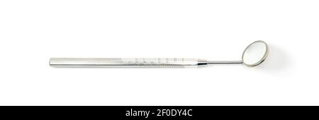 Zahnarztausrüstung: Diagnostischer Zahnspiegel, Edelstahl-Spiegel. Dentalwerkzeug auf weißem Hintergrund isoliert, Makro-Nahaufnahme. Stockfoto