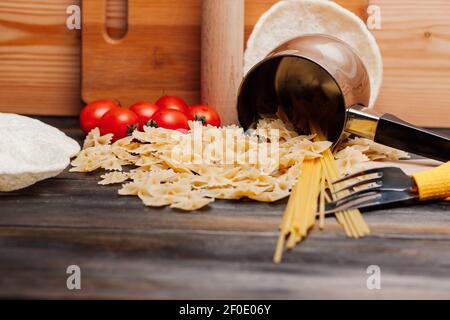 Pasta Kirschtomaten Küche Kochen Essen Holztisch Stockfoto