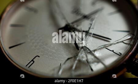 Alte Uhr mit gebrochenem Glas. Kaputte Uhr. Konzept der Zeit. Stockfoto