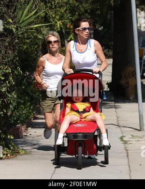 LOS ANGELES: Anna Friel der Star der USA-Komödie Pushing Daisies sieht toll aus, als sie beim Schlagen von Baby Gracie in den Hollywood Hills joggt. Die britische Schauspielerin Anna wurde von einer Freundin begleitet, als sie am Donnerstag, dem 9th. Oktober in Los Angeles unter der kalifornischen Sonne auf die Straßen schlug. Stockfoto