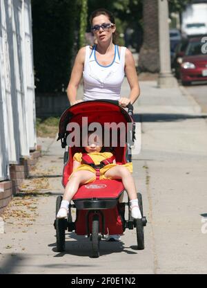 LOS ANGELES: Anna Friel der Star der USA-Komödie Pushing Daisies sieht toll aus, als sie beim Schlagen von Baby Gracie in den Hollywood Hills joggt. Die britische Schauspielerin Anna wurde von einer Freundin begleitet, als sie am Donnerstag, dem 9th. Oktober in Los Angeles unter der kalifornischen Sonne auf die Straßen schlug. Stockfoto