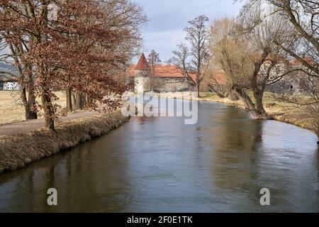 Fluss mit Bäumen, mit Schloss Svihov bei Klatovy in der Tschechischen Republik im Hintergrund Stockfoto