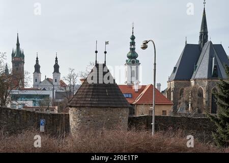 KLATOVY, TSCHECHISCHE REPUBLIK - 26. FEBRUAR 2021: Panorama der Stadt, mit Befestigung, Geburt der Jungfrau Maria Erzdekan Kirche und andere Denkmäler Stockfoto