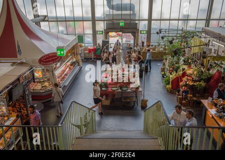 Stände und Kunden in der historischen Markthalle, Kleinmarkthalle, Frankfurt am Main Deutschland. Stockfoto