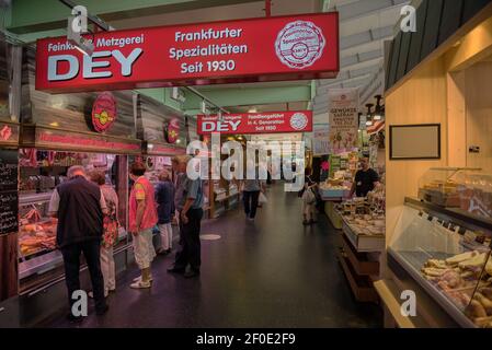 Stände und Kunden in der historischen Markthalle, Kleinmarkthalle, Frankfurt am Main Deutschland. Stockfoto