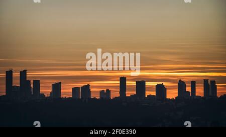 Silhouette Von Wolkenkratzern Aus Levent District, Istanbul, Türkei Stockfoto