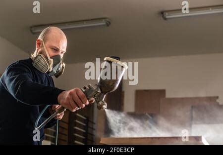 Tischlerei, Holzbearbeitung und Möbelherstellung, professioneller Tischler laminiert Holz in der Schreinerei, industrielles Konzept Stockfoto