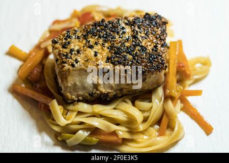 Mit Sesamsamen paniertes Thunfischsteak Stockfoto