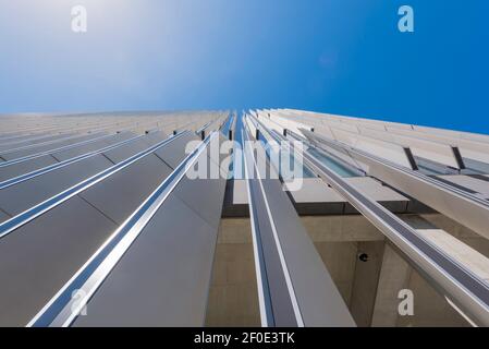 Bewegliche Außenschattenblenden am Science and Engineering Building (SEB), die im Februar 2019 von Multiplex für die Universität NSW fertiggestellt wurden Stockfoto