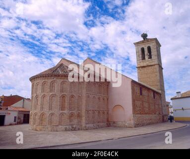 VISTA DEL ABSIDE Y DE LA TORRE CAMPANARIO. Lage: ST. PETER'S KIRCHE. CAMARMA DE ESTERUELAS. MADRID. SPANIEN. Stockfoto