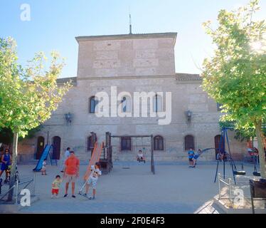 PARQUE INFANTIL - FACHADA NORTE DE LA IGLESIA DE SAN VICENTE MARTIR. Lage: AUSSEN. PARACUELLOS DEL JARAMA. MADRID. SPANIEN. Stockfoto