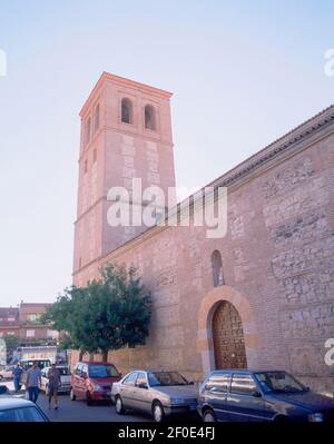 IGLESIA PARROQUIAL - FACHADA MERIDIONAL Y TORRE CAMPANARIO. ORT: IGLESIA DE SAN VICENTE MARTIR. PARACUELLOS DEL JARAMA. MADRID. SPANIEN. Stockfoto