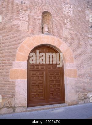 PUERTA DE ENTRADA Y HORNACINA CON LA IMAGEN DE SAN VICENTE MARTIR. ORT: IGLESIA DE SAN VICENTE MARTIR. PARACUELLOS DEL JARAMA. MADRID. SPANIEN. Stockfoto