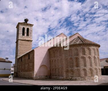 VISTA DEL ABSIDE Y DE LA TORRE CAMPANARIO. Lage: ST. PETER'S KIRCHE. CAMARMA DE ESTERUELAS. MADRID. SPANIEN. Stockfoto