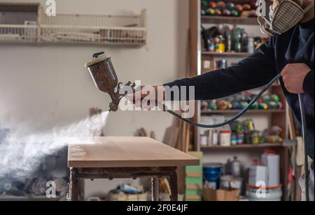 Tischlerei, Holzbearbeitung und Möbelherstellung, professioneller Tischler laminiert Holz in der Schreinerei, industrielles Konzept Stockfoto